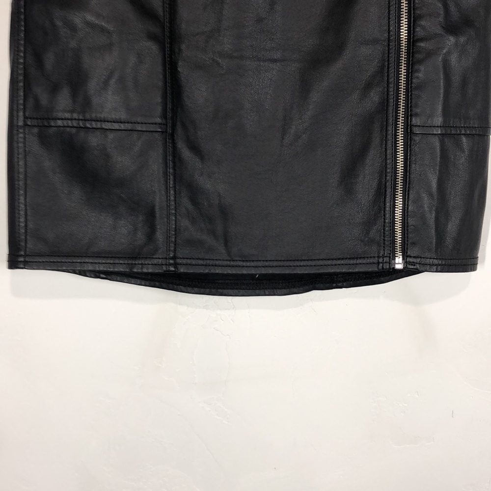 Express black faux leather mini skirt size 6 - Picture 4 of 9